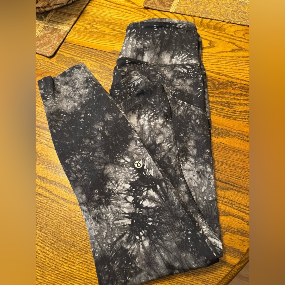 Stylish Lululemon Black Tie-Dye Women Athletic Leggings